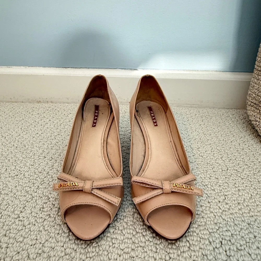 Prada beige patent bow wedges size 8 - Picture 2 of 10